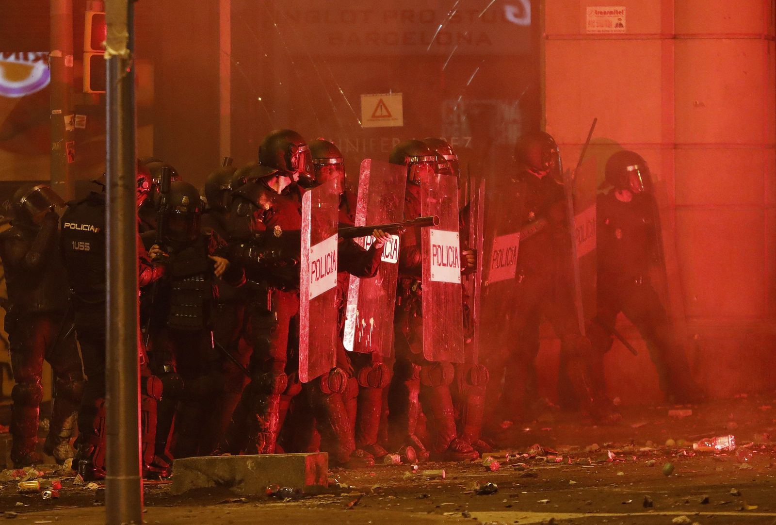 Duros momentos de tensión entre la policía y los manifestantes violentos en Barcelona