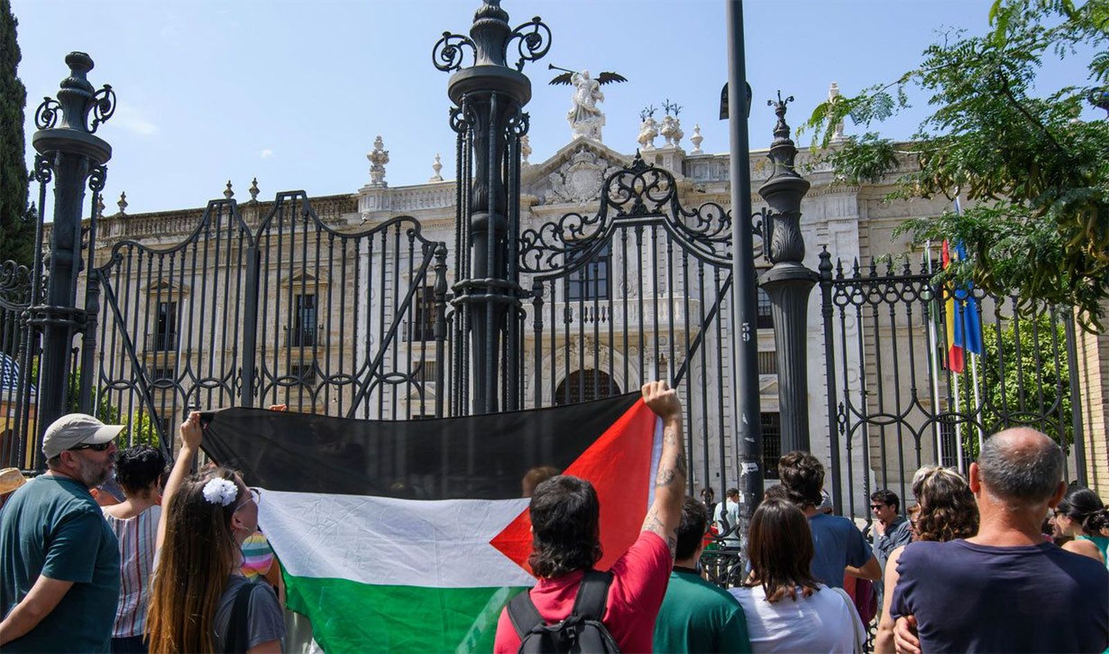Concentración ante el Rectorado de Sevilla en protesta por el desalojo por la fuerza de los estudiantes propalestinos