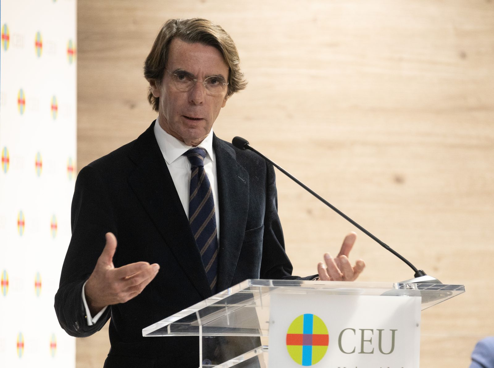 Aznar analiza la situación de España