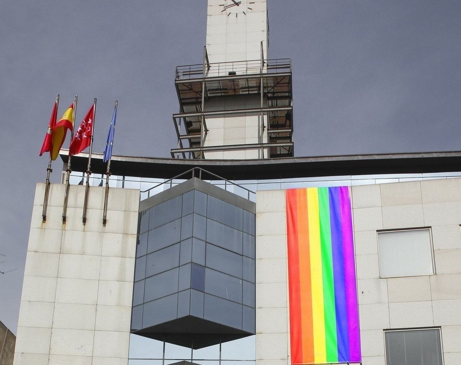 Bandera LGTBI colocada en el Ayuntamiento de Getafe en la semana del Orgullo