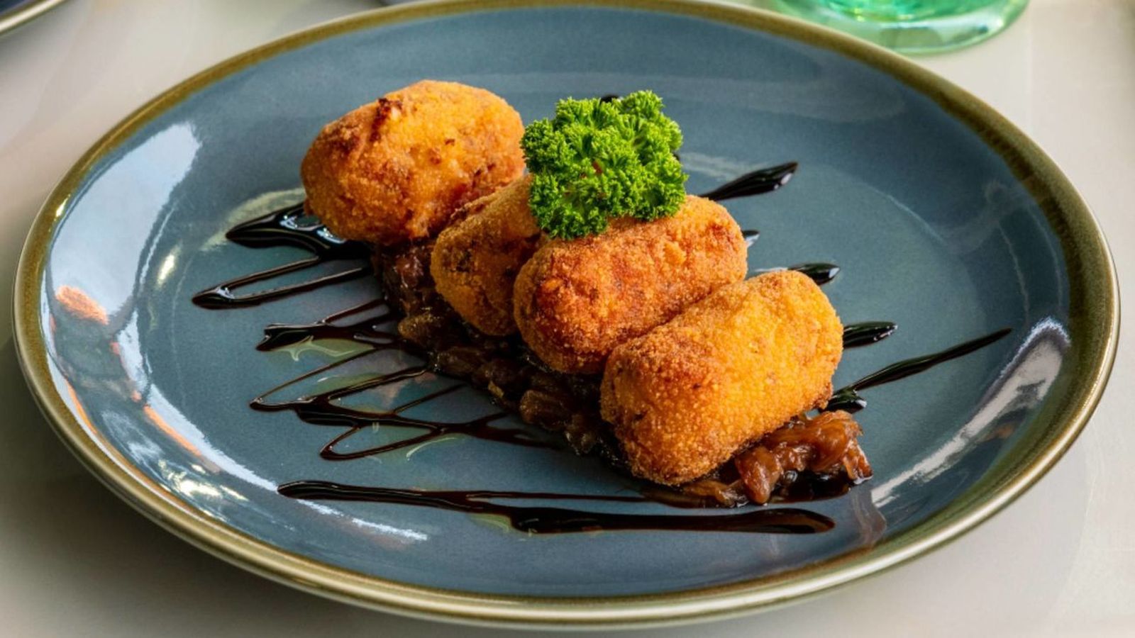 Un plato de croquetas