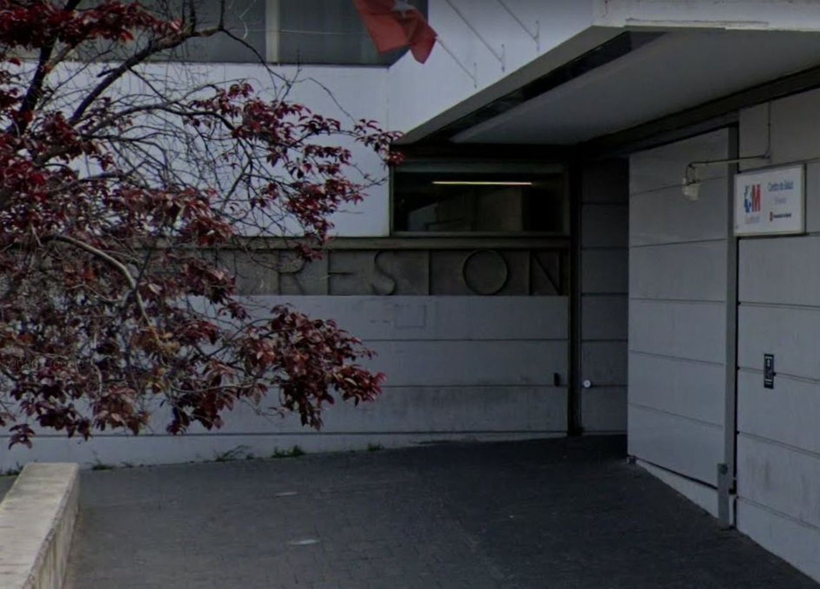 Acceso al centro de salud de El Restón, en Valdemoro