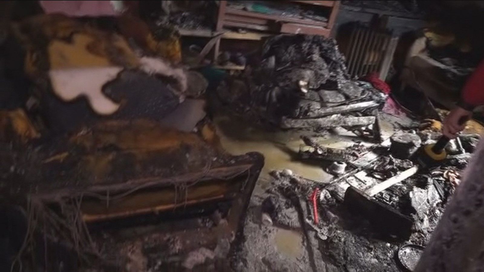 Rescatadas dos jóvenes atrapadas en el incendio de una vivienda en Moratalaz