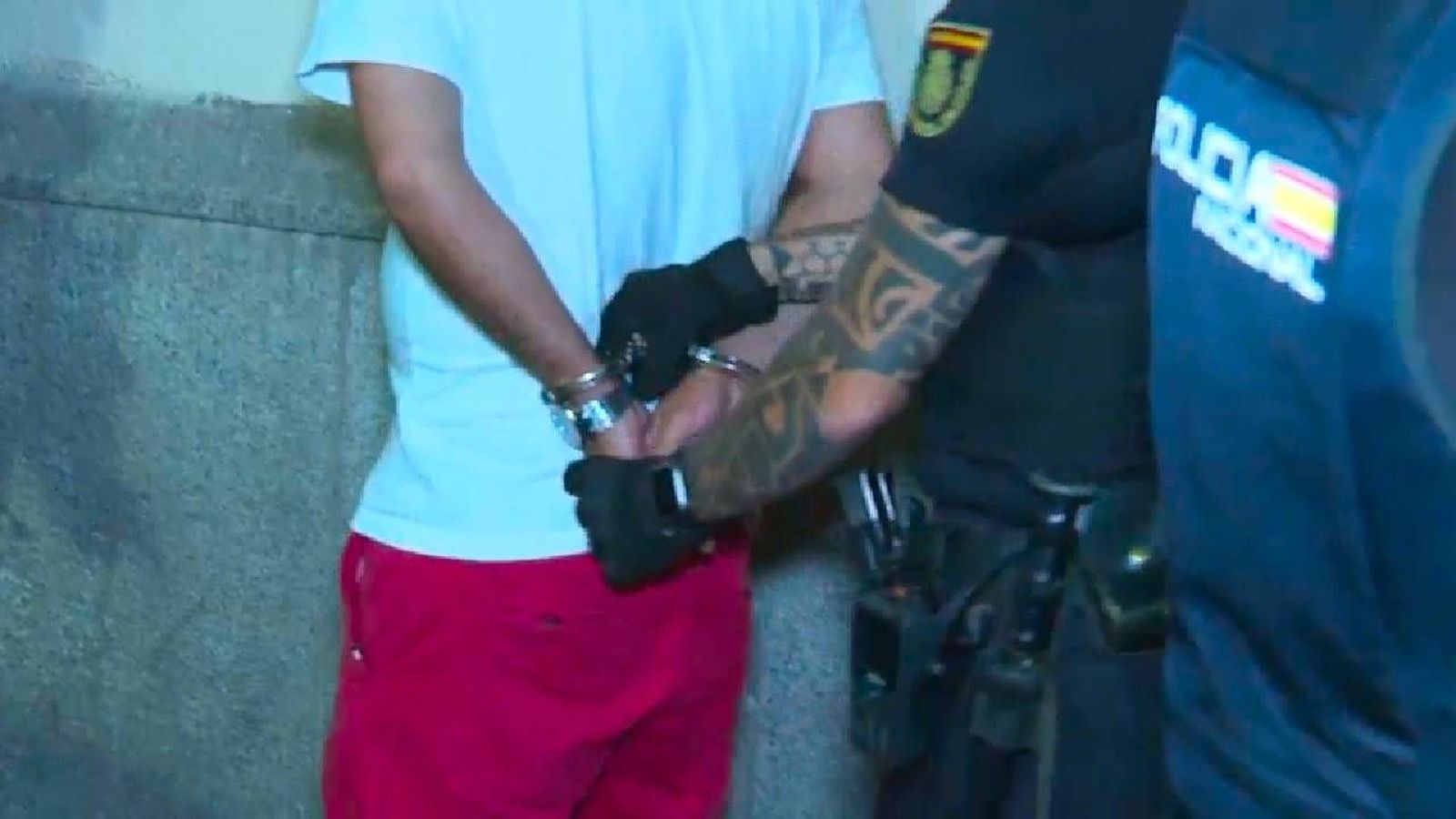 Abandona a su hijo en un coche robado junto a un narcopiso para irse de fiesta: la desgarradora reacción del niño al llegar la Policía