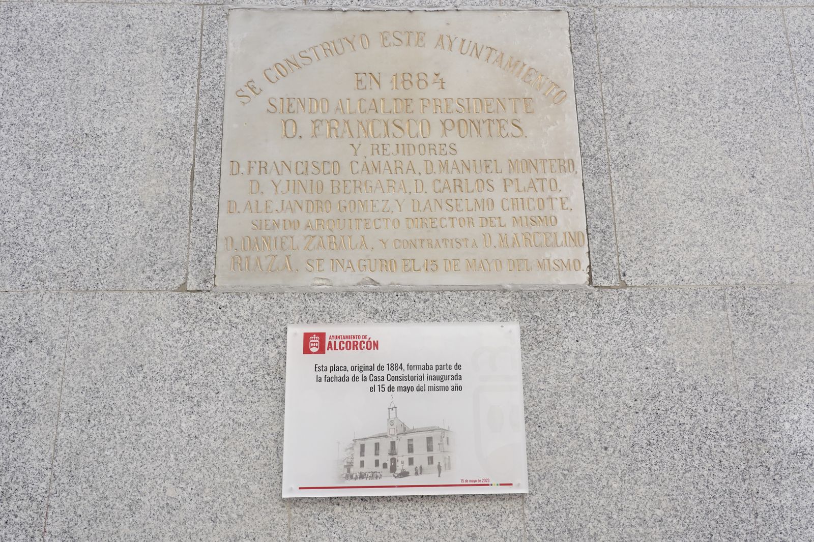 Placa del Ayuntamiento de Alcorcón de 1884 recientemente recuperada