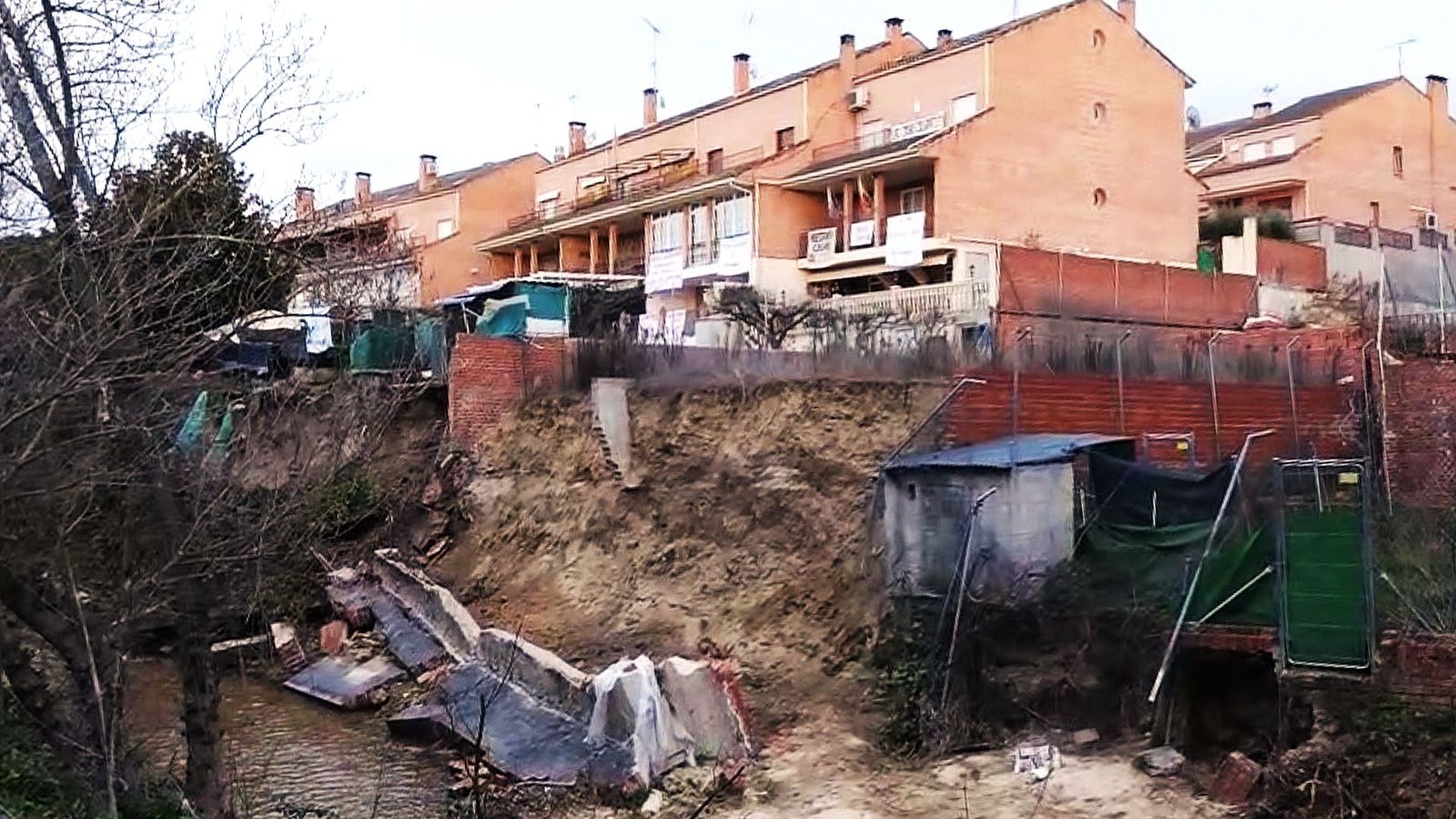 Casas al filo del arroyo en Arroyomolinos: "Ayer perdí tres metros más de terreno"