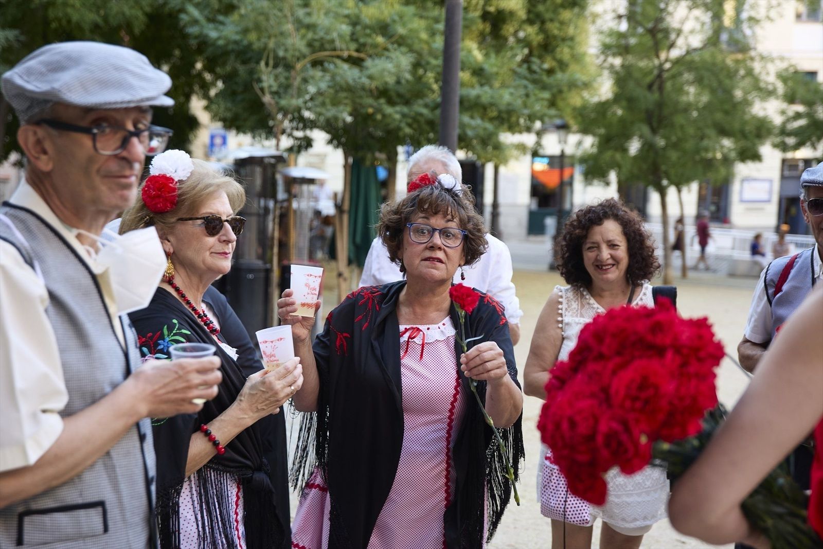 Los madrileños salen a la calle para venerar a la Virgen de La Paloma