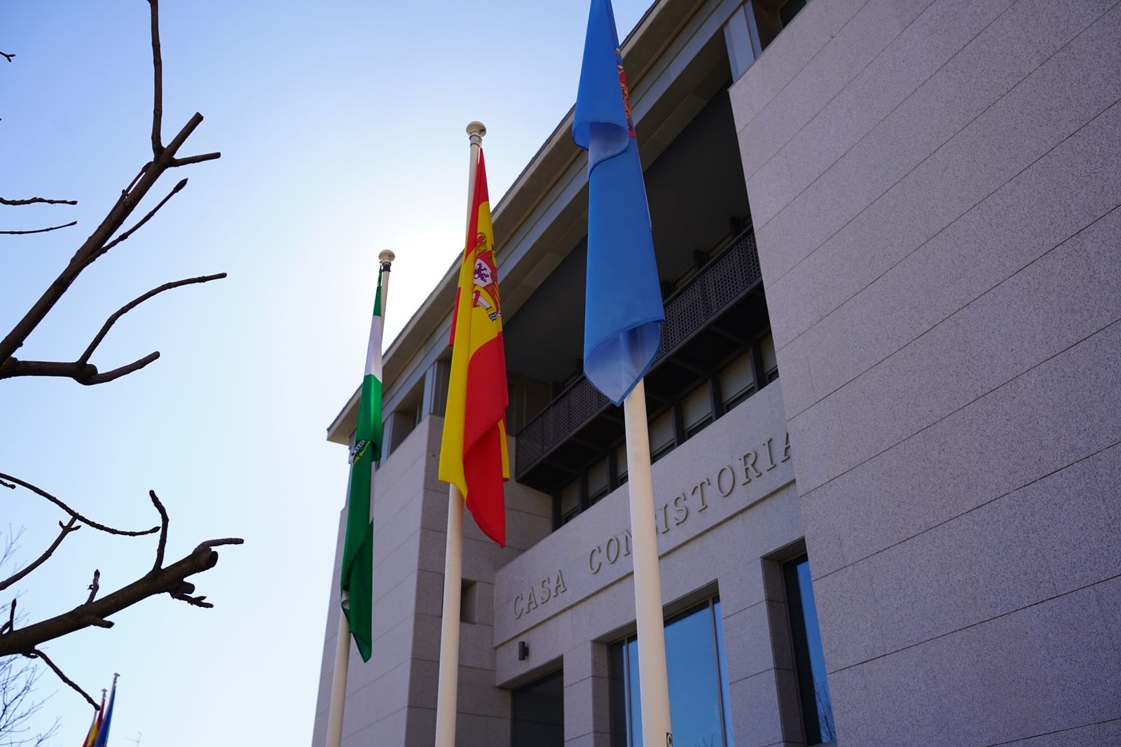 Bandera de Anlaucía junto a la española y la de Leganés frente a la Casa Consistorial
