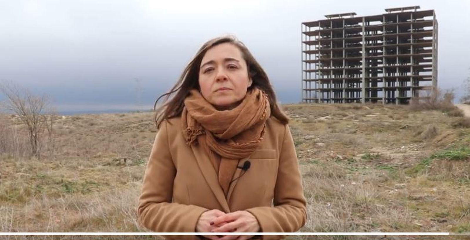 La alcaldesa de Ciempozuelos, Raquel Jimeno, delante de el 'esqueleto'