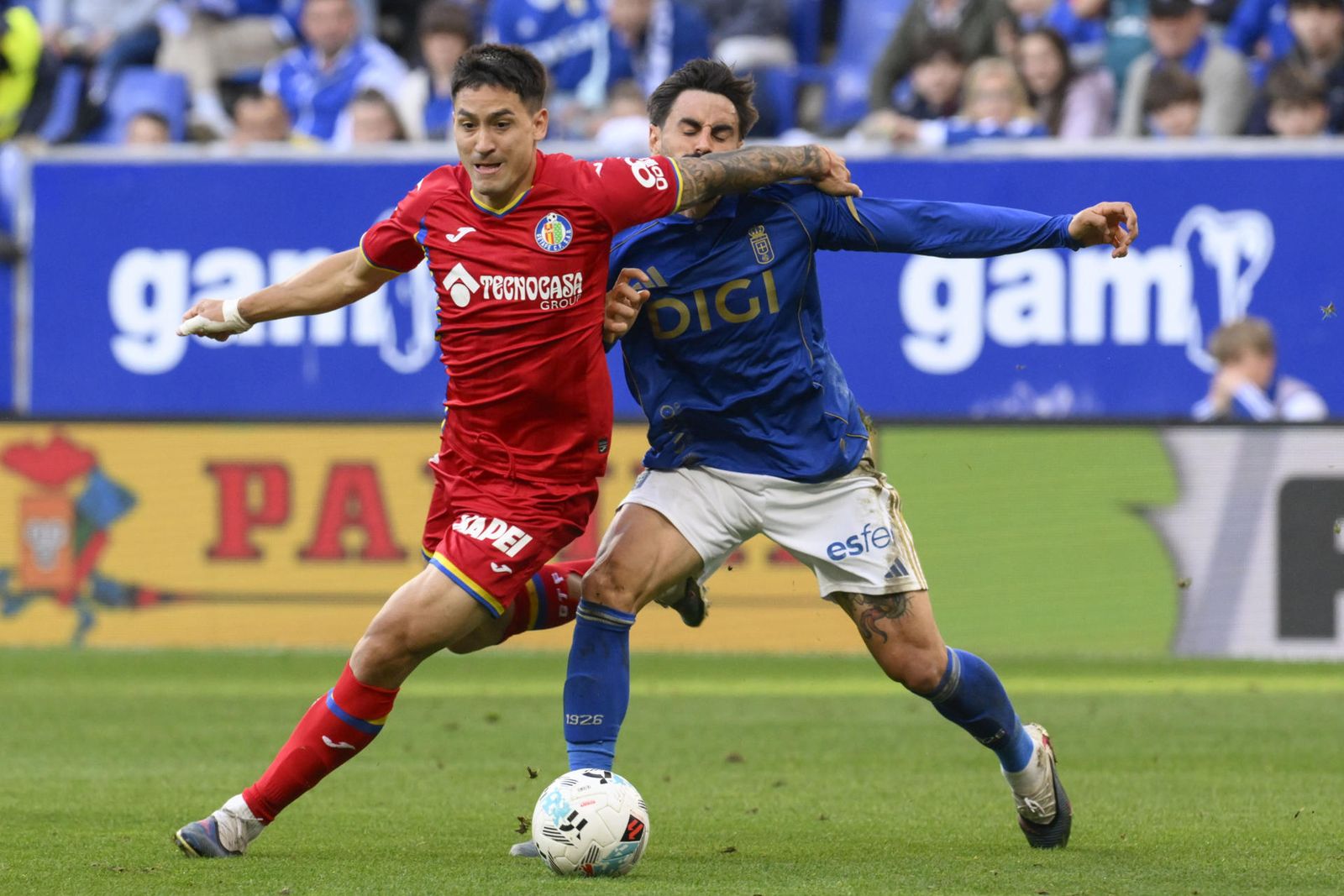 Martín Satriano ante el Oviedo