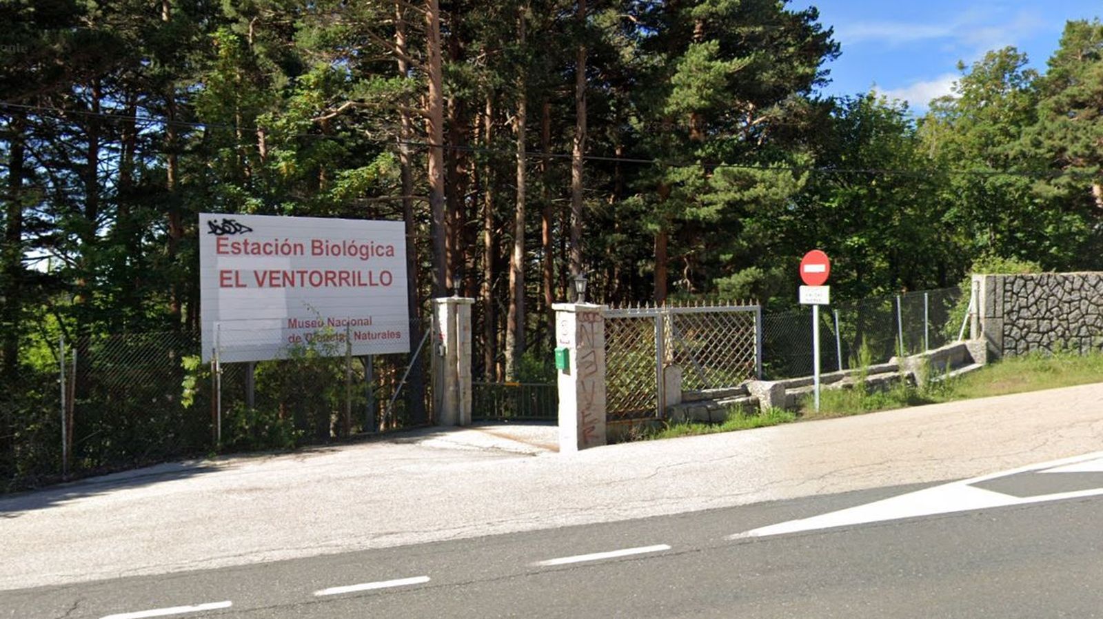 Acceso a la Estación Biológica El Ventorrillo en la carretera del Puerto de Navacerrada