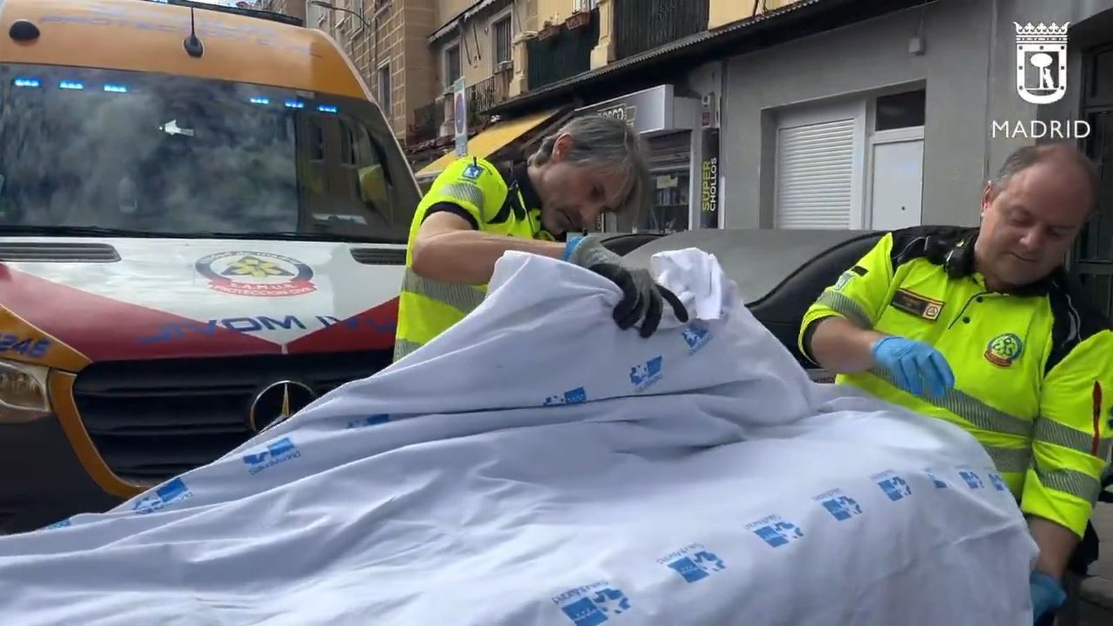 Una mujer grave tras ser atropellada por un autobús de la EMT en Ciudad Lineal