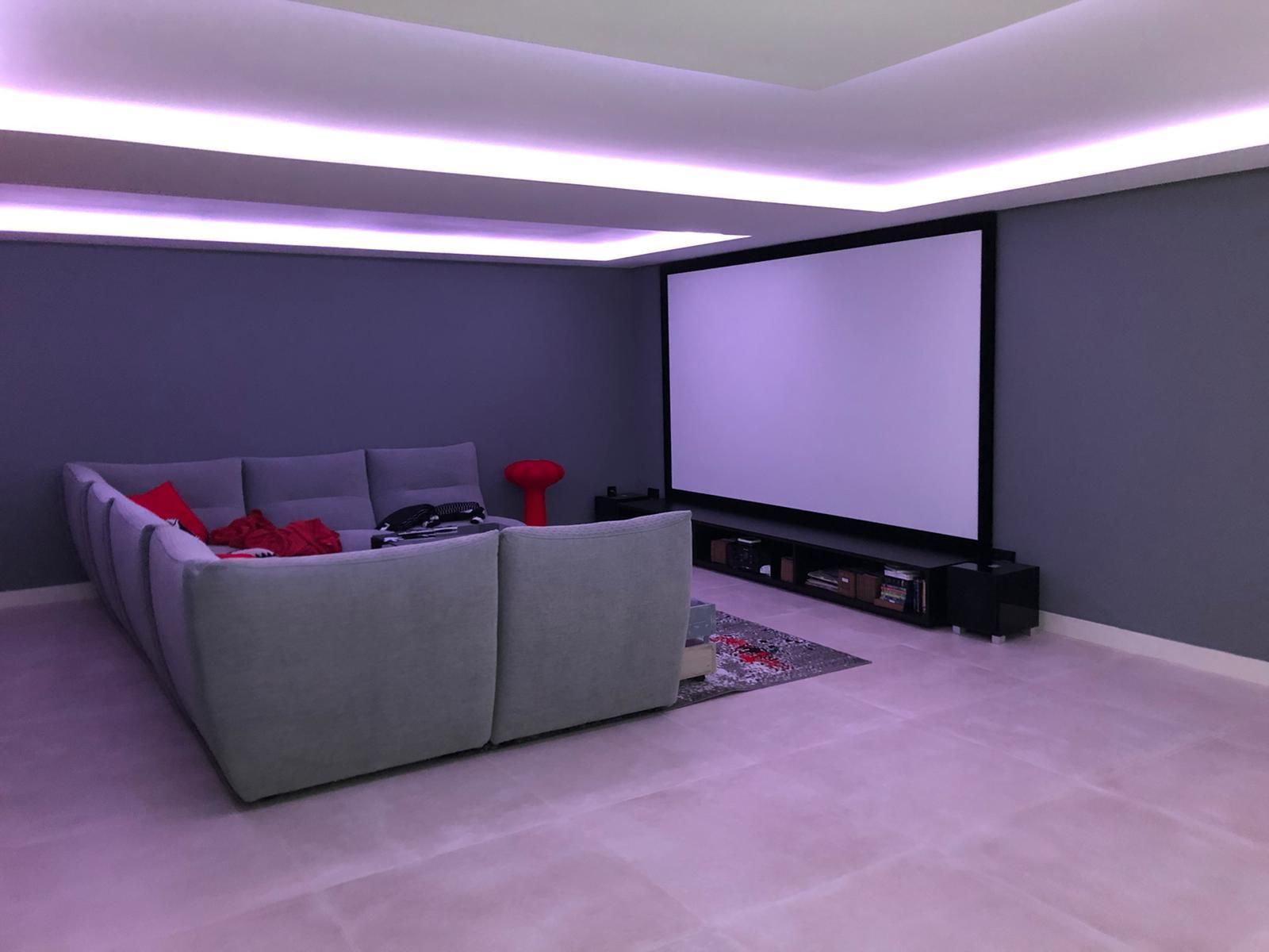 ¡Y hasta sala de cine y 'disco' en el sótano! La pantalla es de 1000 pulgadas.