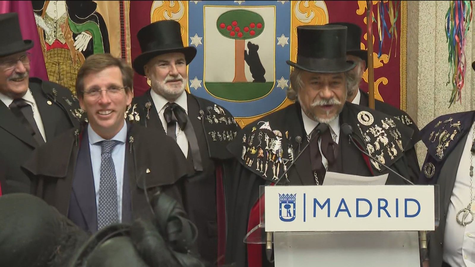 Almeida describe al pueblo de Madrid como la "saludable proporción entre el carnaval y la cuaresma"