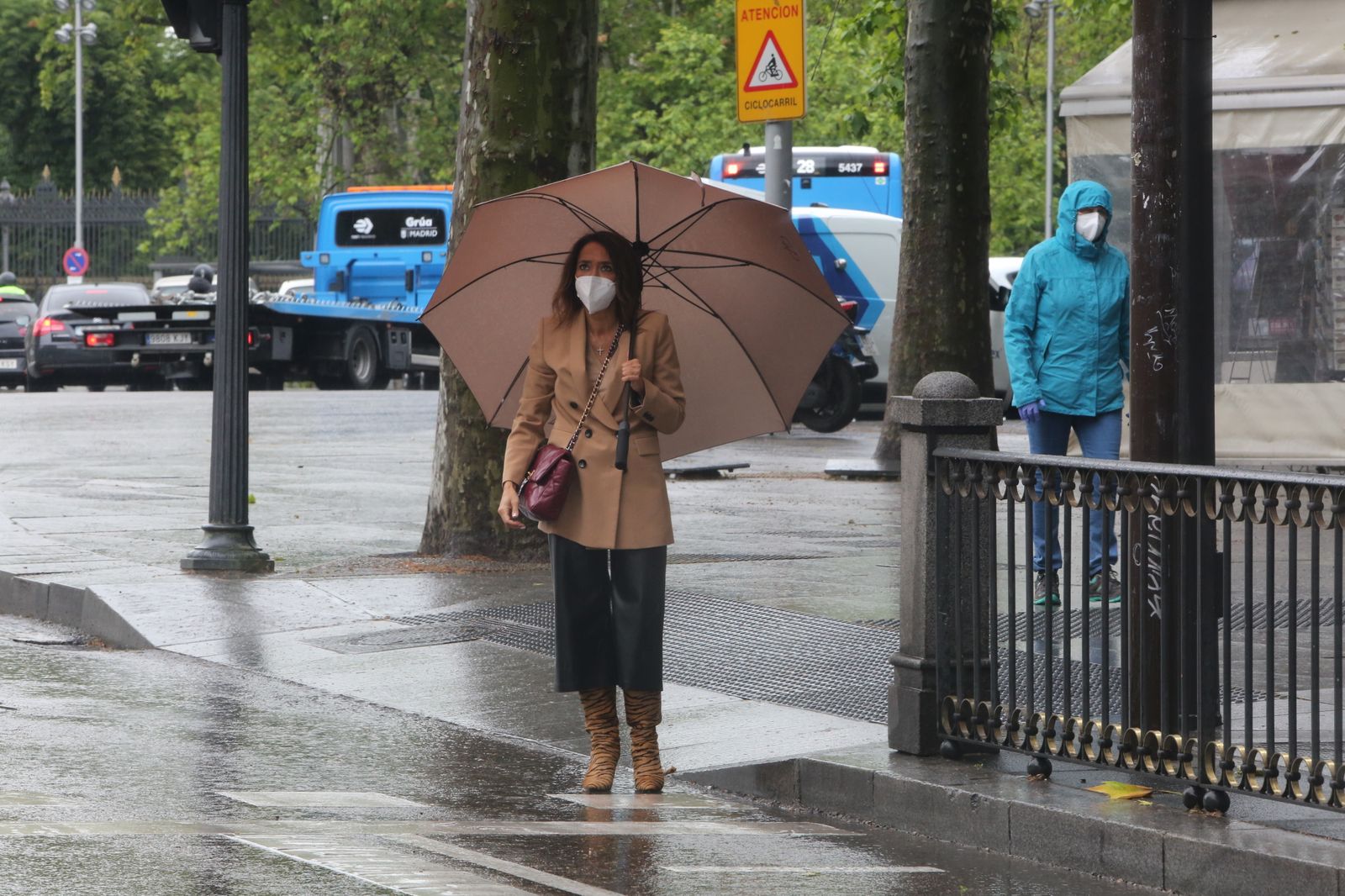 Una mujer con paraguas en Madrid