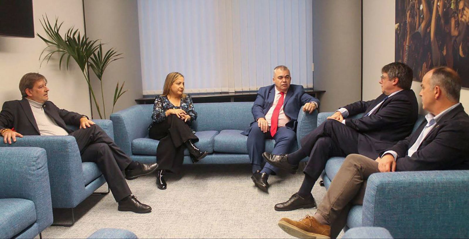Reunión de Santos Cerda con Puigdemont en Bruselas para investir a Pedro Sánchez