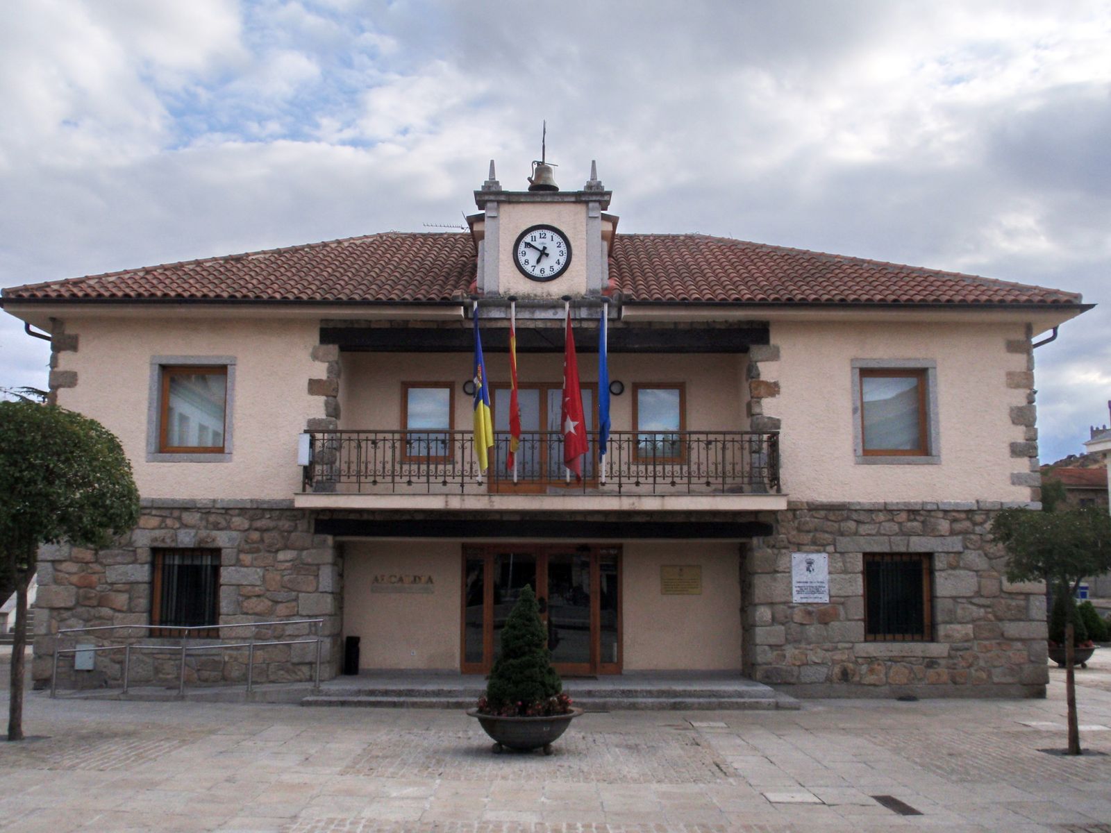 Fachada del ayuntamiento de Torrelodones. Archivo EFE