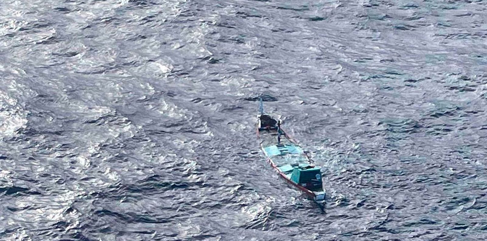 Rescatan a los nueve ocupantes de un  cayuco hundiéndose al sur de El Hierro
