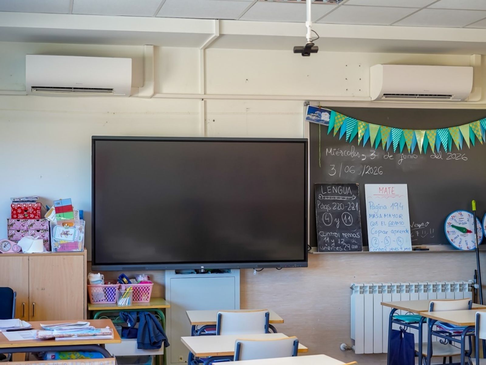 Interior del aula en un colegio de Torrejón de Ardoz con sus splits de aire acondicionado