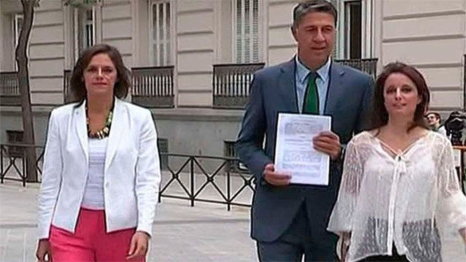 Albiol y Levy denuncian la quema de banderas por la CUP