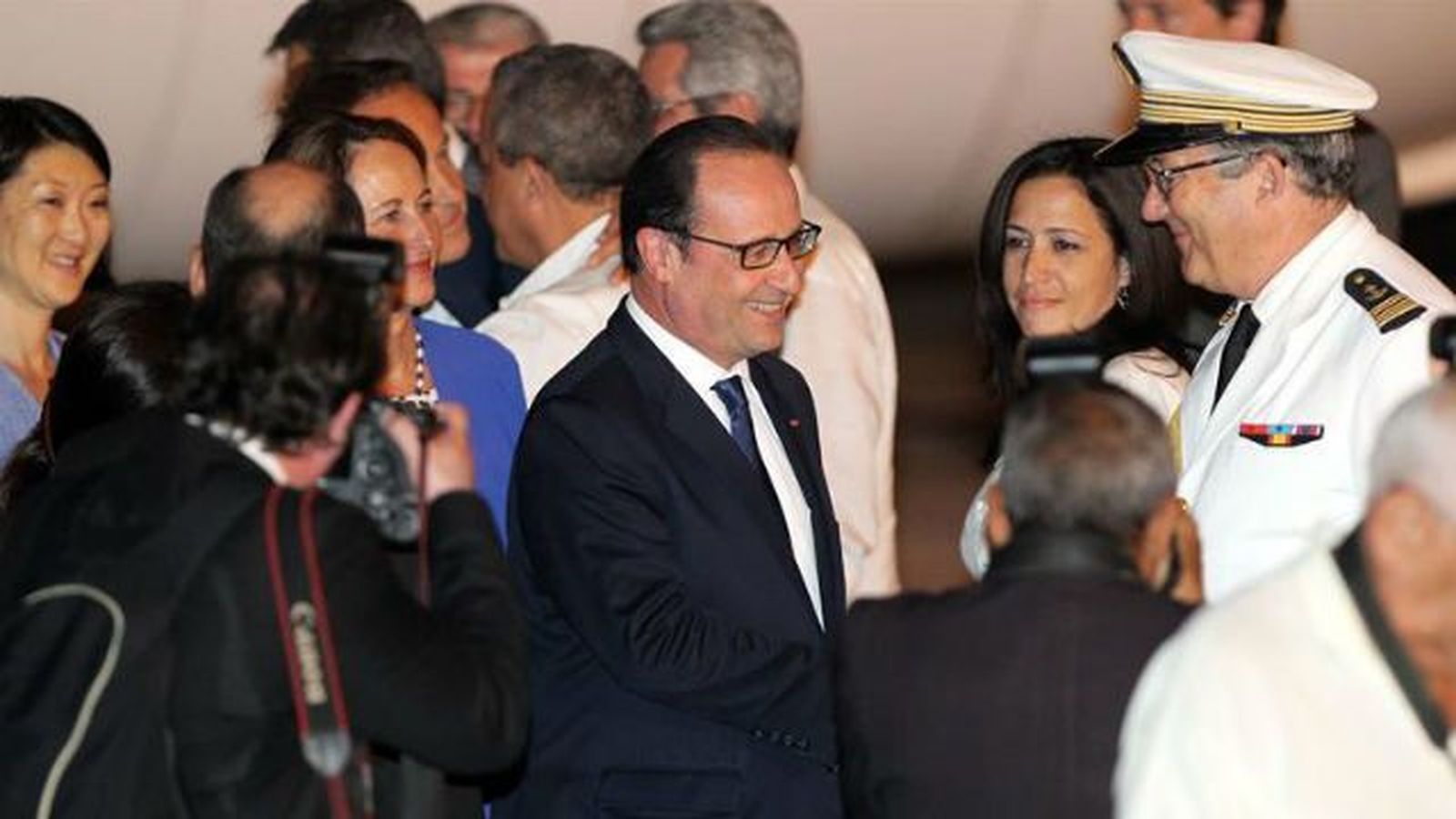 Hollande llega a Cuba en visita oficial, la primera de un presidente francés