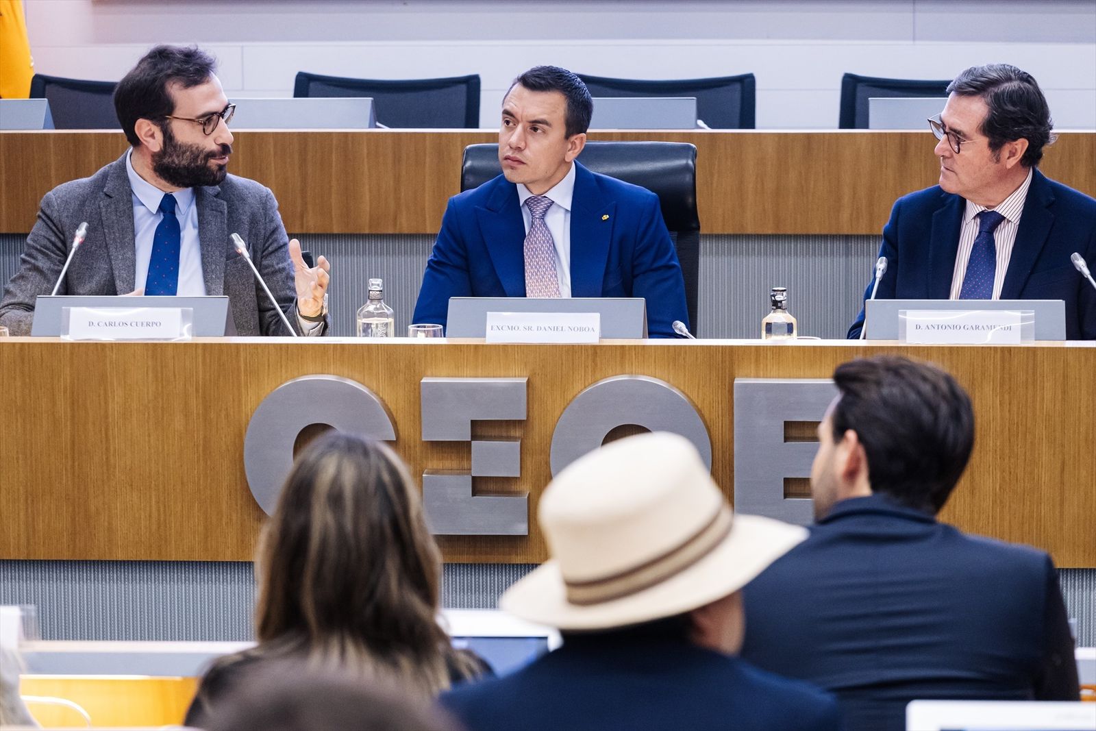 El ministro de Economía, Comercio y Empresa, Carlos Cuerpo; el presidente de Ecuador, Daniel Noboa, y el presidente de la CEOE, Antonio Garamendi