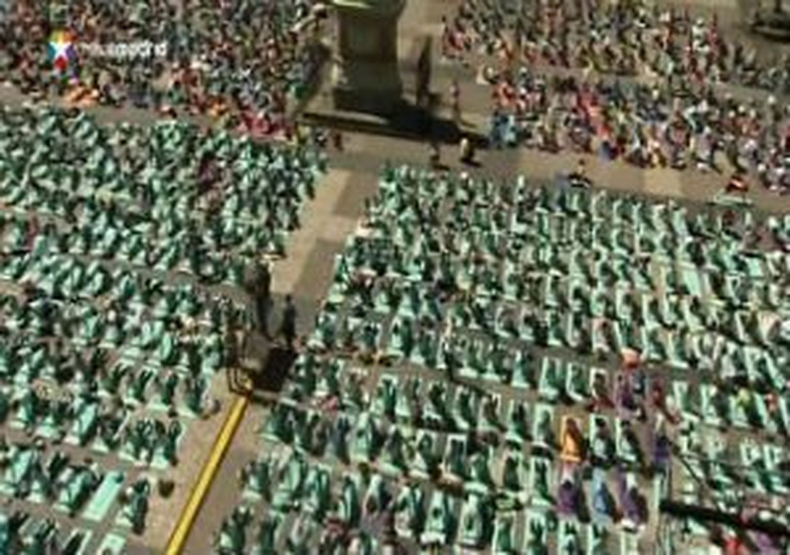 La Plaza Mayor acoge una clase multitudinaria de yoga