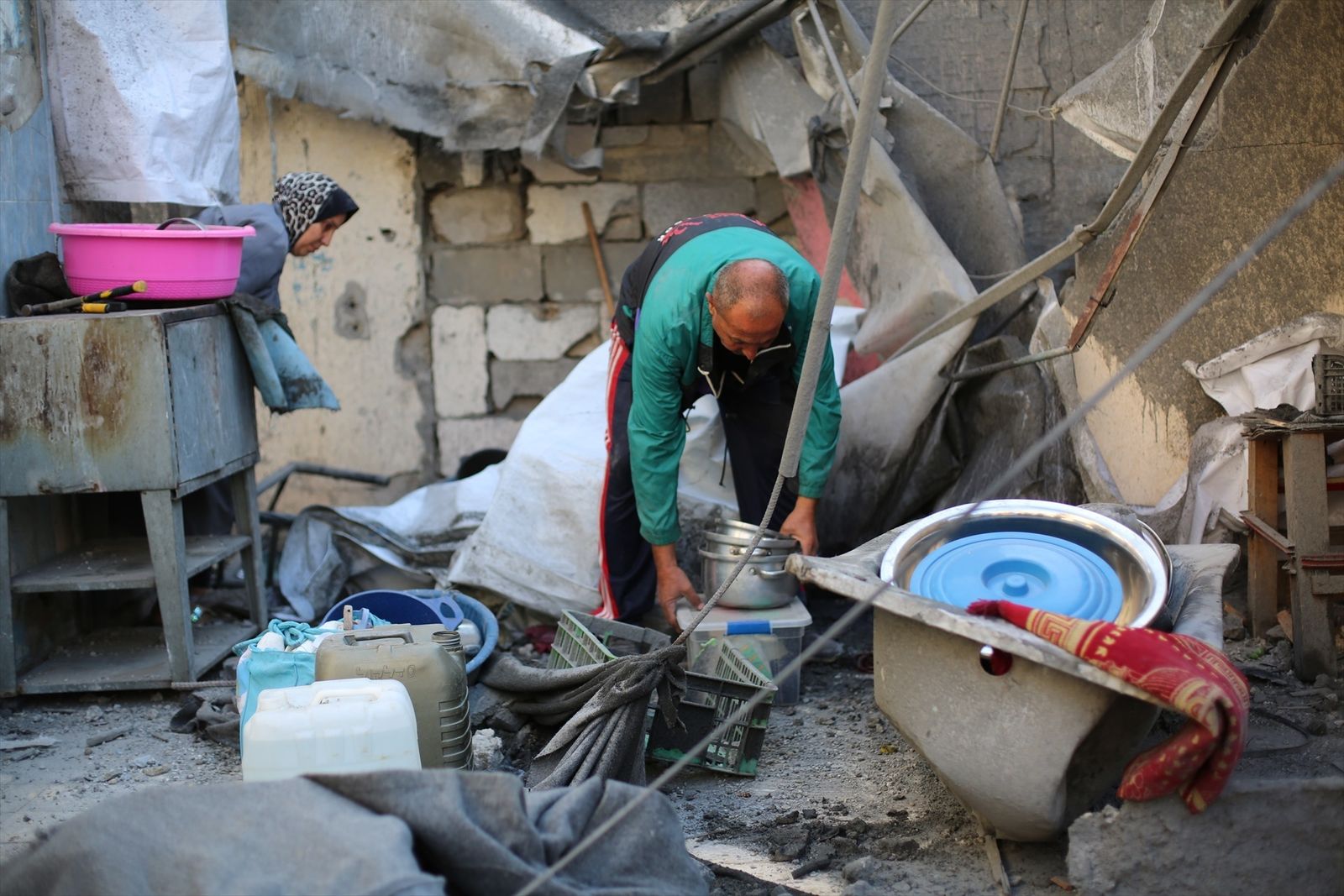 Una pareja palestina inspecciona los restos de su vivienda bombardeada en Nusairat, en la Franja de Gaza