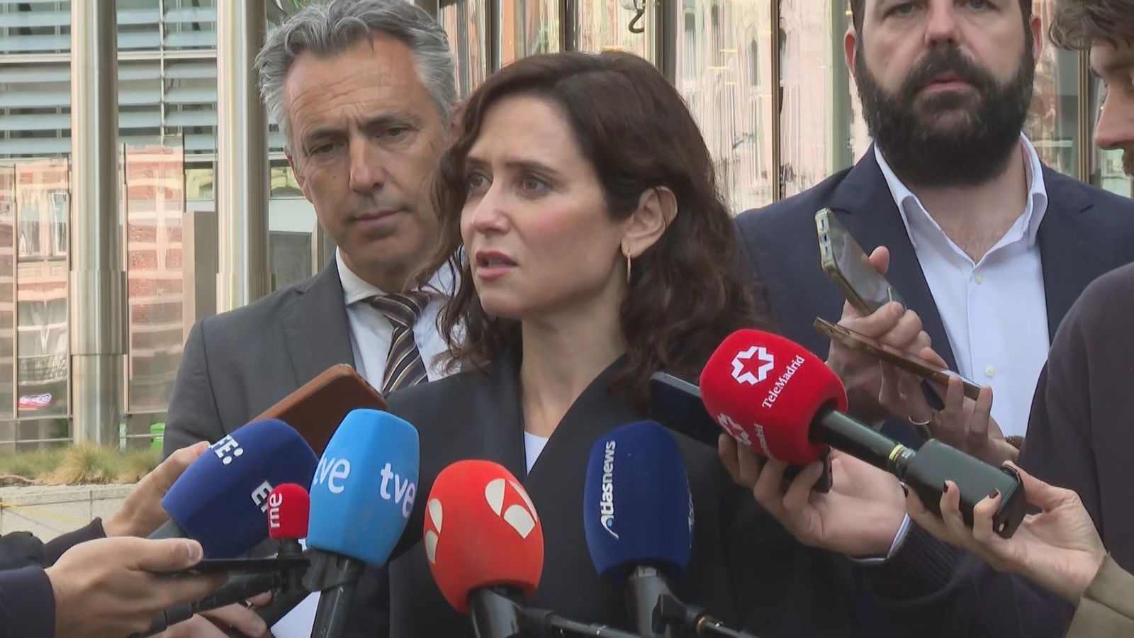 Ayuso defiende su "foto de libertad" con Corina Machado mientras Sánchez mantiene una "reunión de narcoestados"