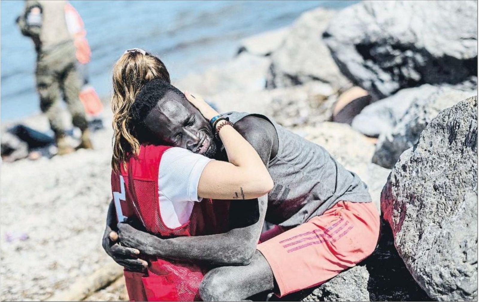 Abdoú, al abrazar a una voluntaria de la Cruz Roja