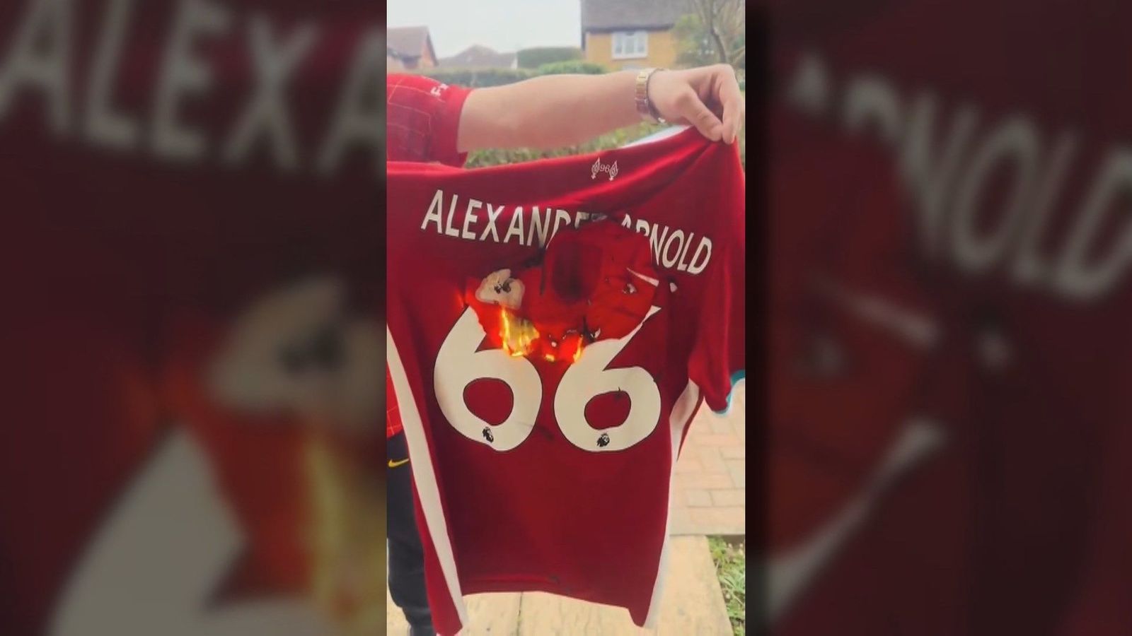 Liverpool explota por la marcha de Alexander-Arnold