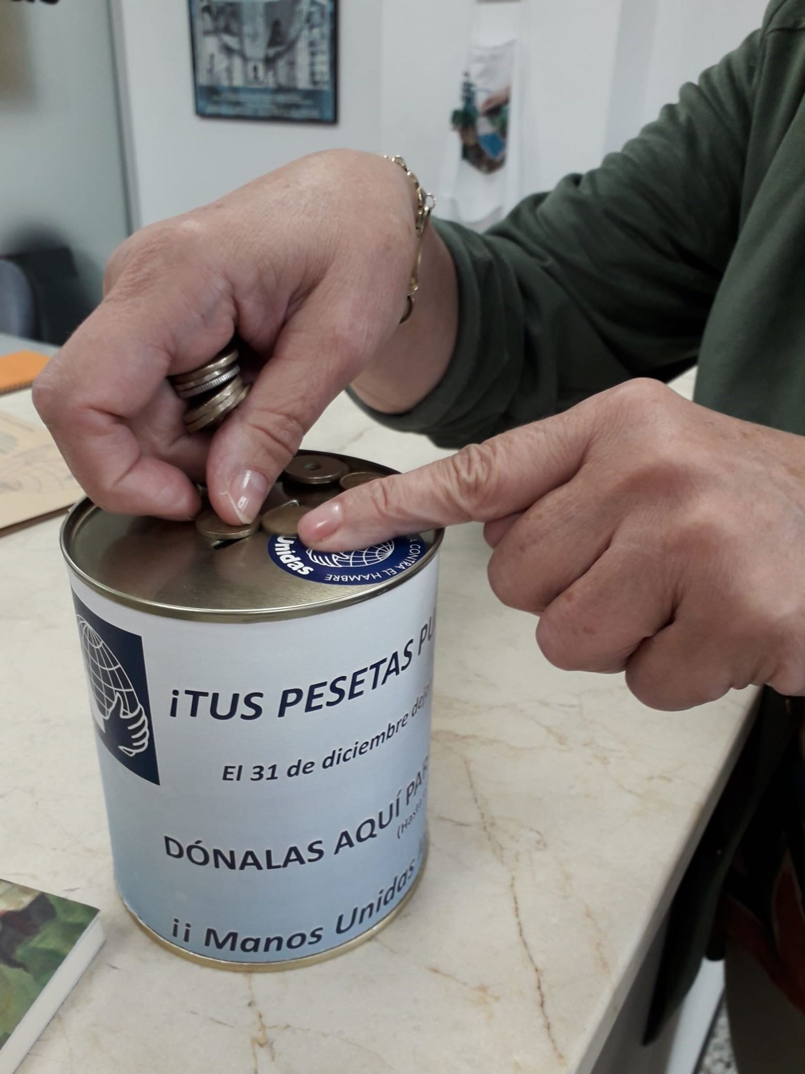Donación de pesetas para una campaña solidaria
