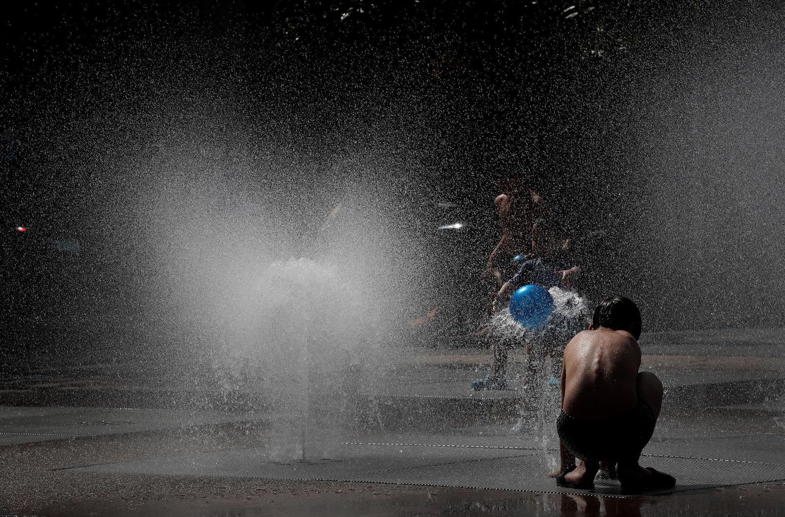 Parece mentira, pero hasta en Navarra tienen que buscar fuentes como esta para refrescarse. Allí también se superarán los 40 grados centígrados.