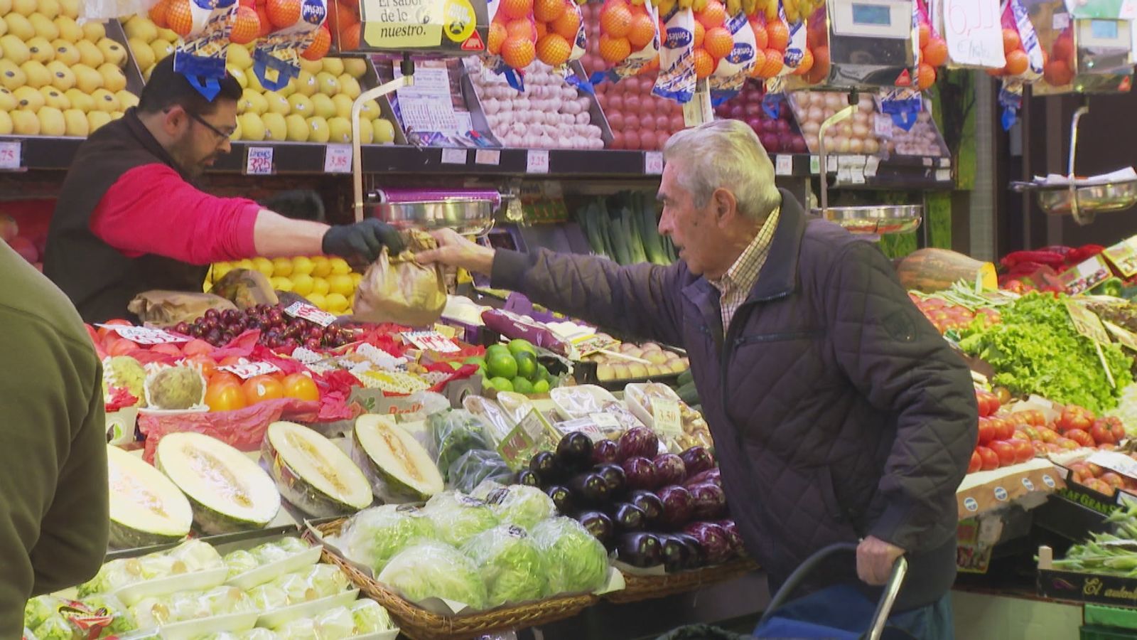 Un hombre realiza la compra en la frutería