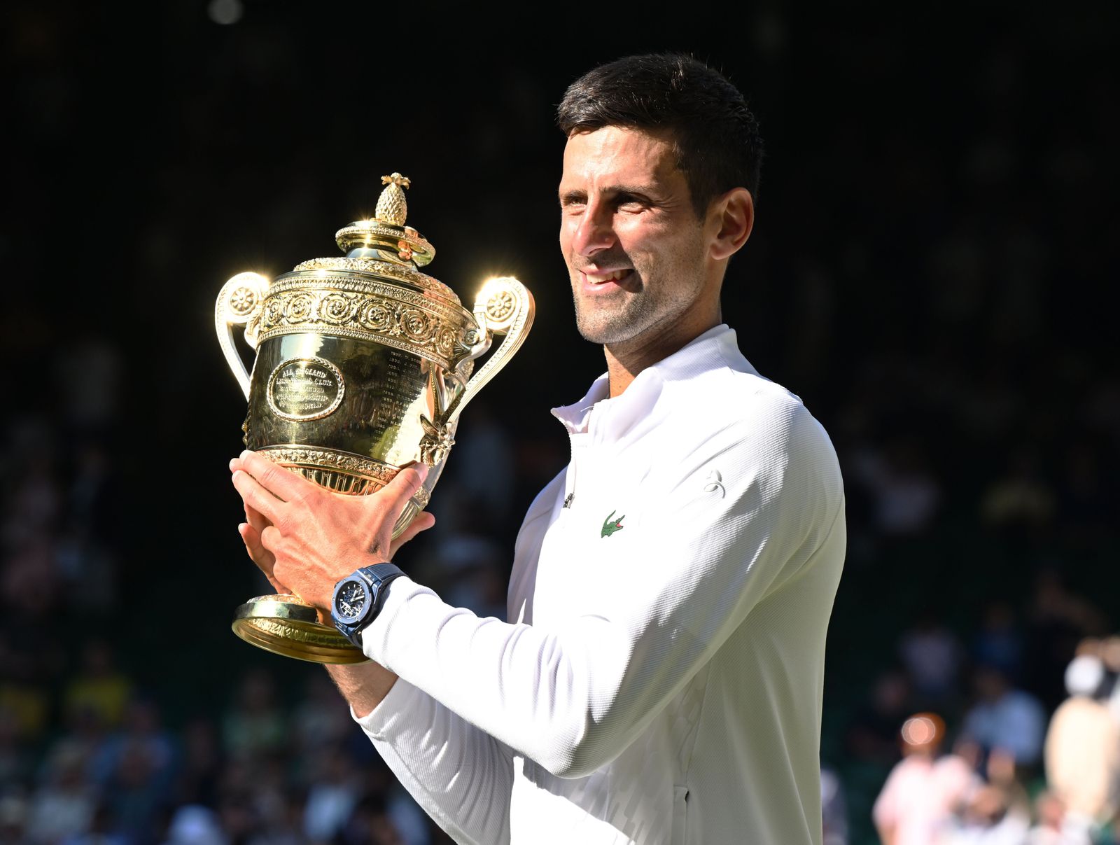 Djokovic con el trofeo de Wimblendon este mes de julio