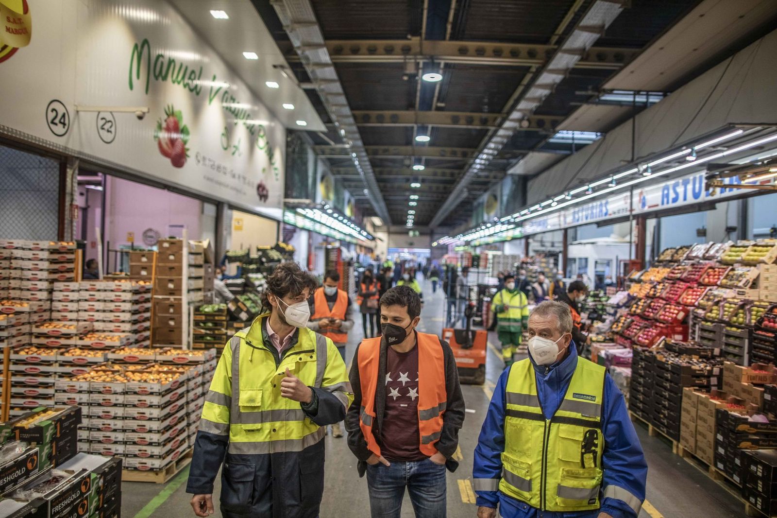 Pablo Gómez Perpinyá (c), número dos de Más Madrid recorre las instalaciones de Mercamadrid