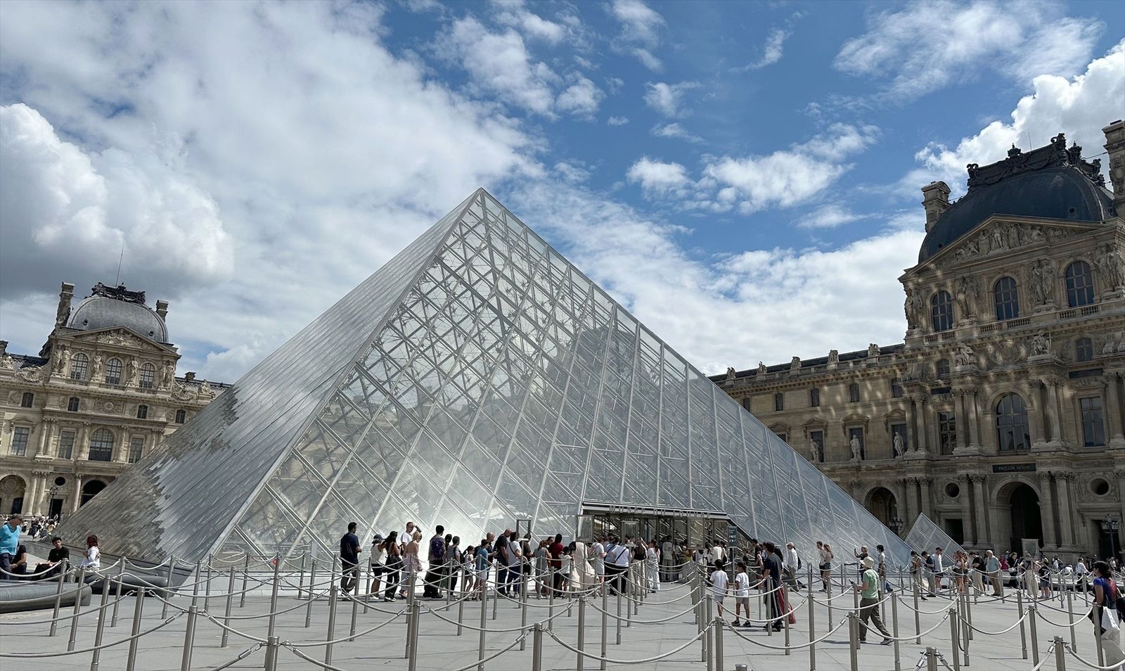 Entrada al museo del Louvre de París