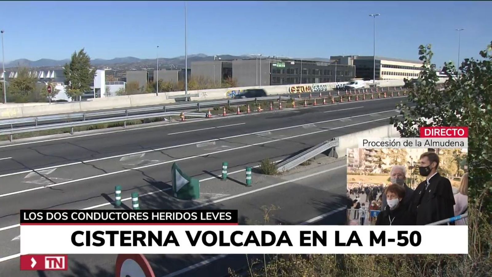 Emergencias retira el camión accidentado en la M-50