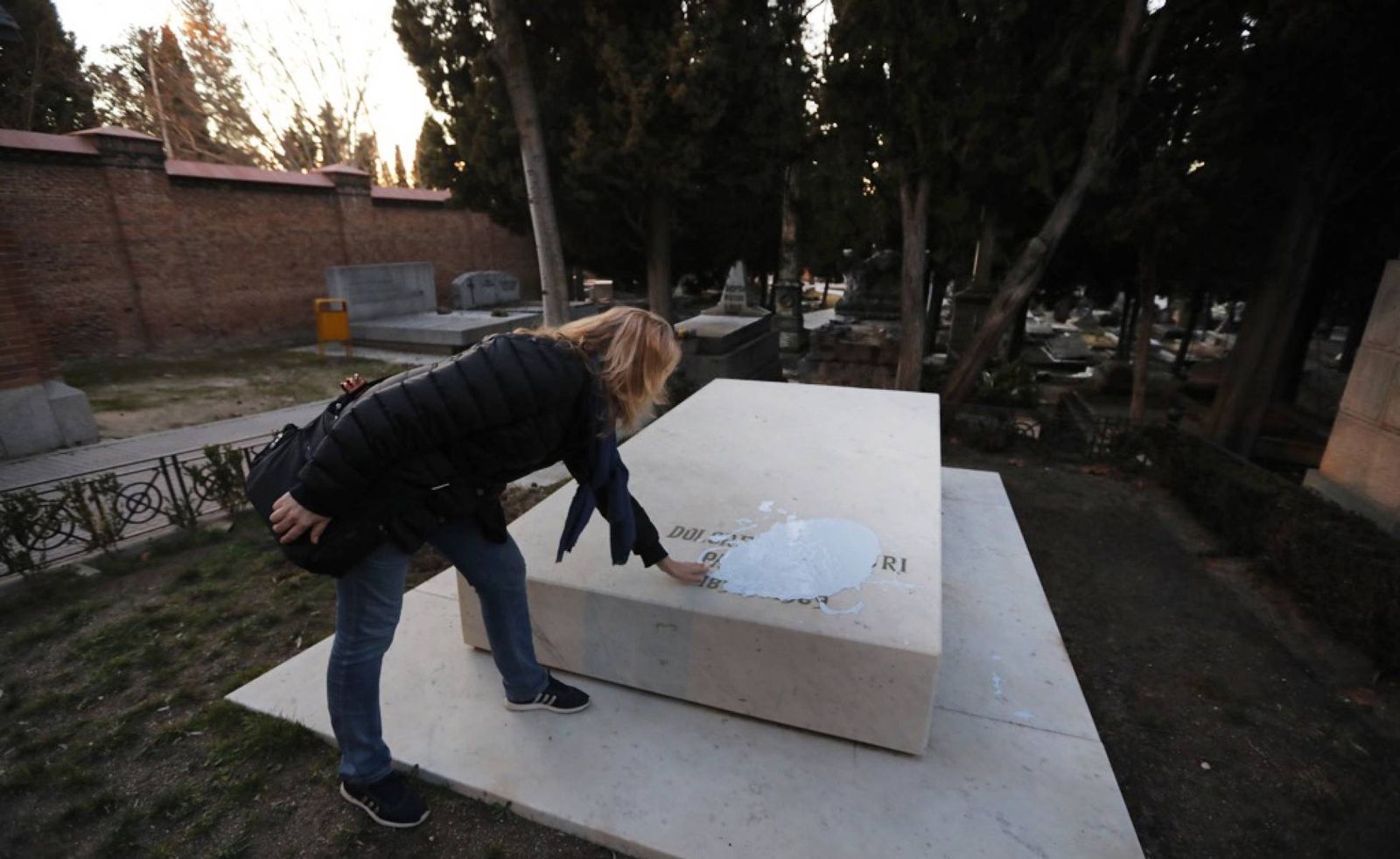 Pintura vertida sobre la tumba de La Pasonaria, en el cementerio de La Almudena. (Foto: VÍCTOR SAINZ / EL PAÍS)