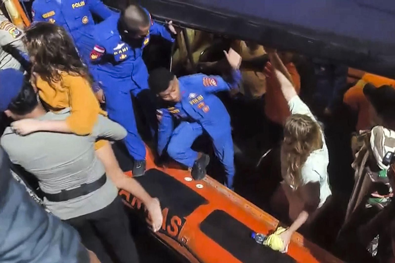 Equipos de rescate de Indonesia salvando a personas de un naufragio