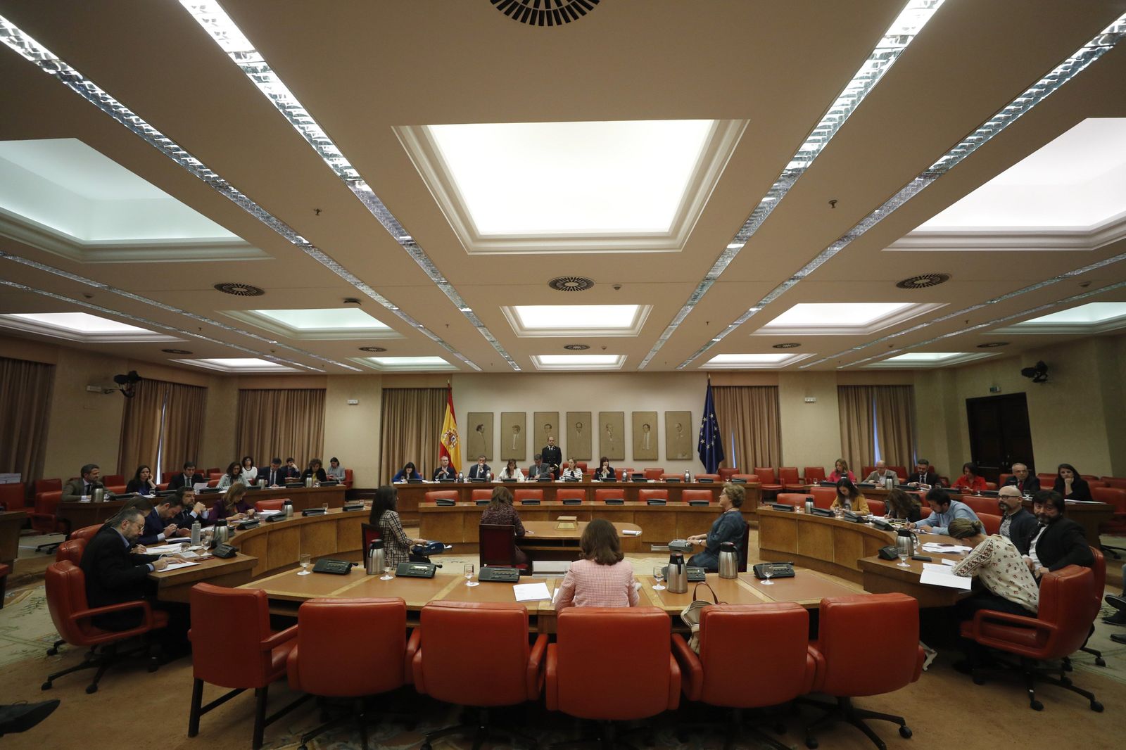 Los decretos de la precampaña se avalan con críticas en el Congreso de la Diputación Permanente
