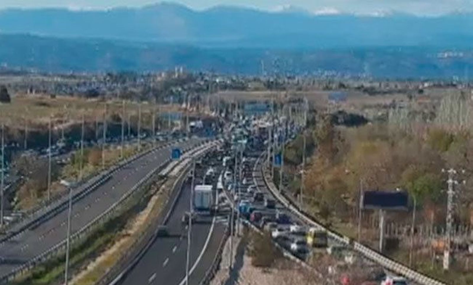 Cortado el tráfico en la M-50, sentido A-5, por el vertido de material peligroso de un camión