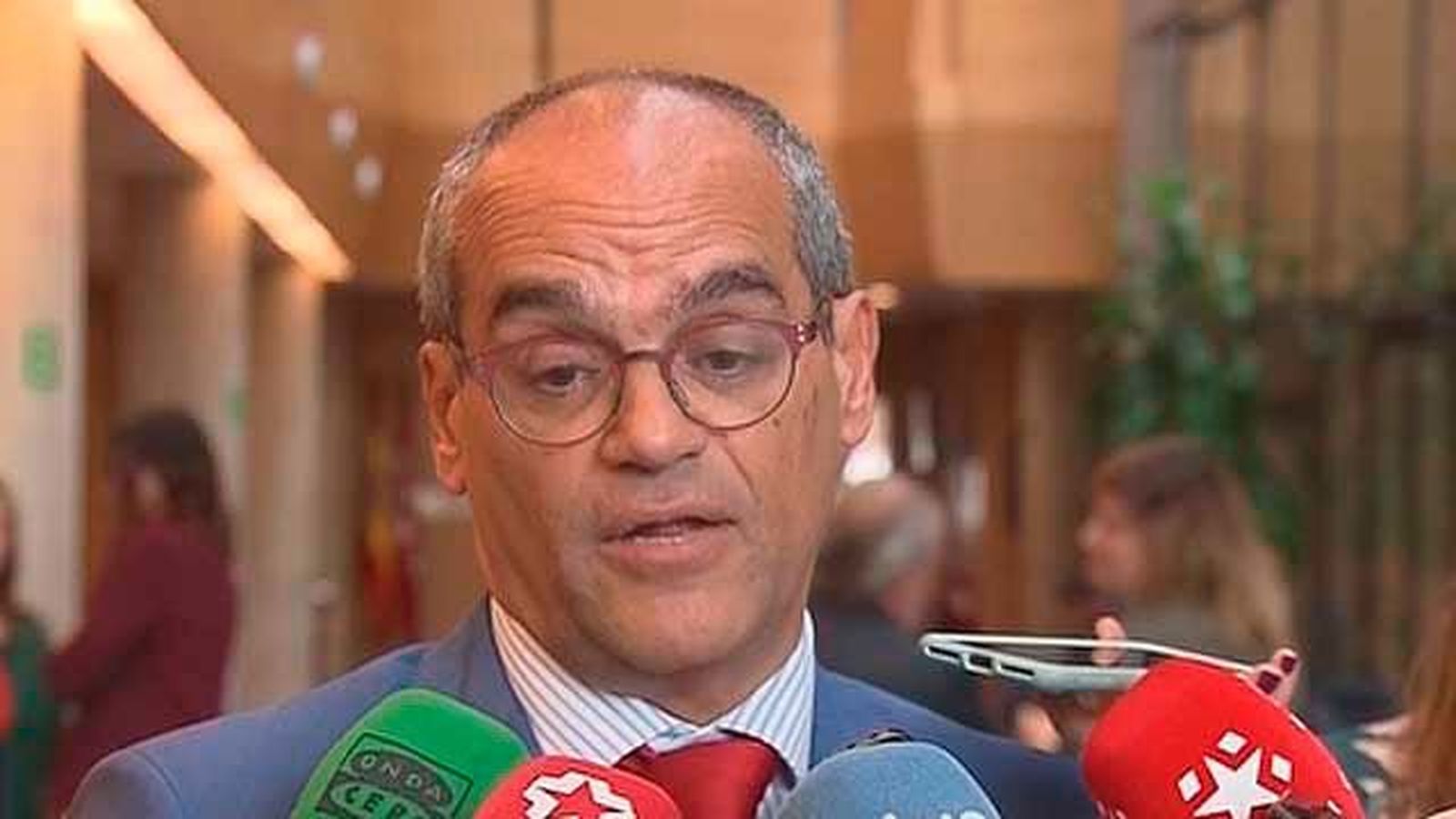 La Asamblea de Madrid reprueba al consejero de Educación por el máster de Cifuentes