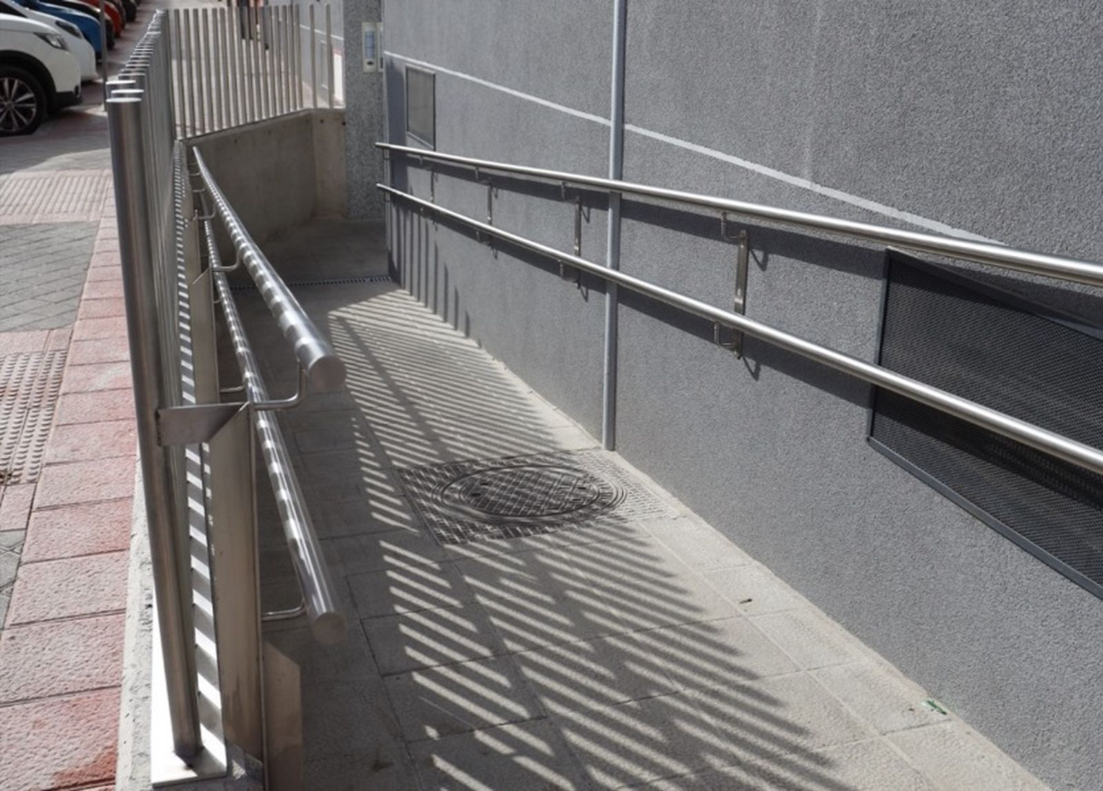 Rampa de acceso a un edificio de viviendas en Fuenlabrada