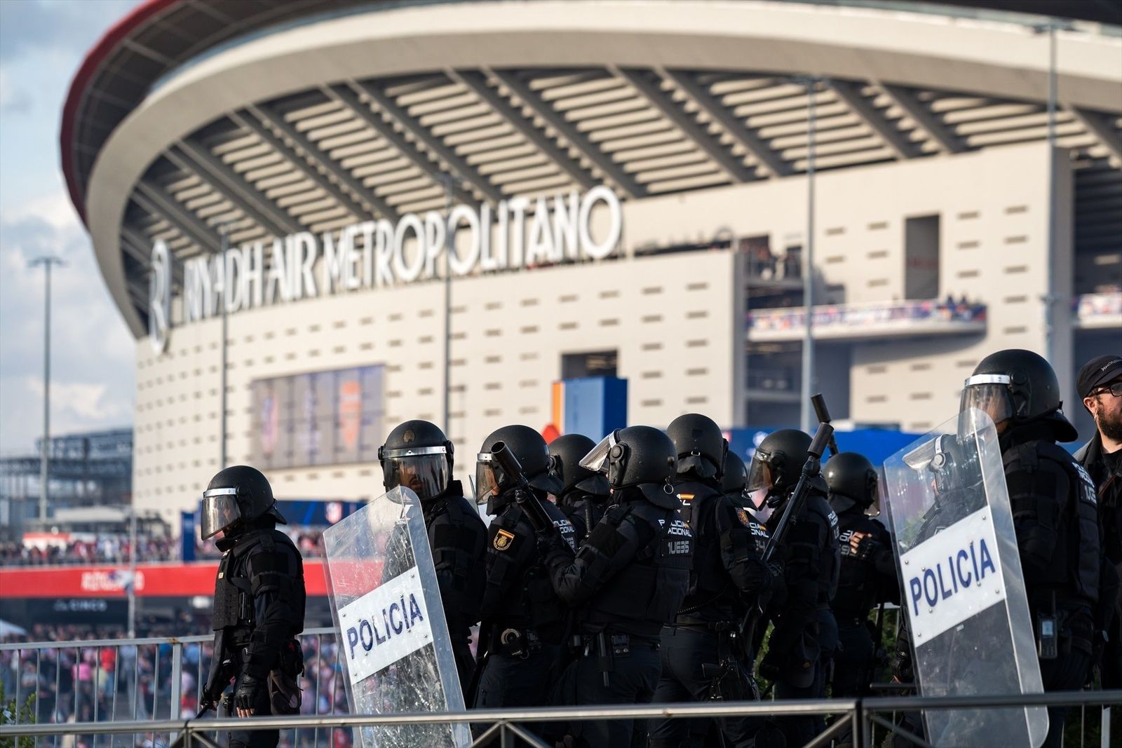 Jupol alerta del auge ultra tras los disturbios en el Metropolitano: “Las bengalas se lanzaron contra la Policía con intención”