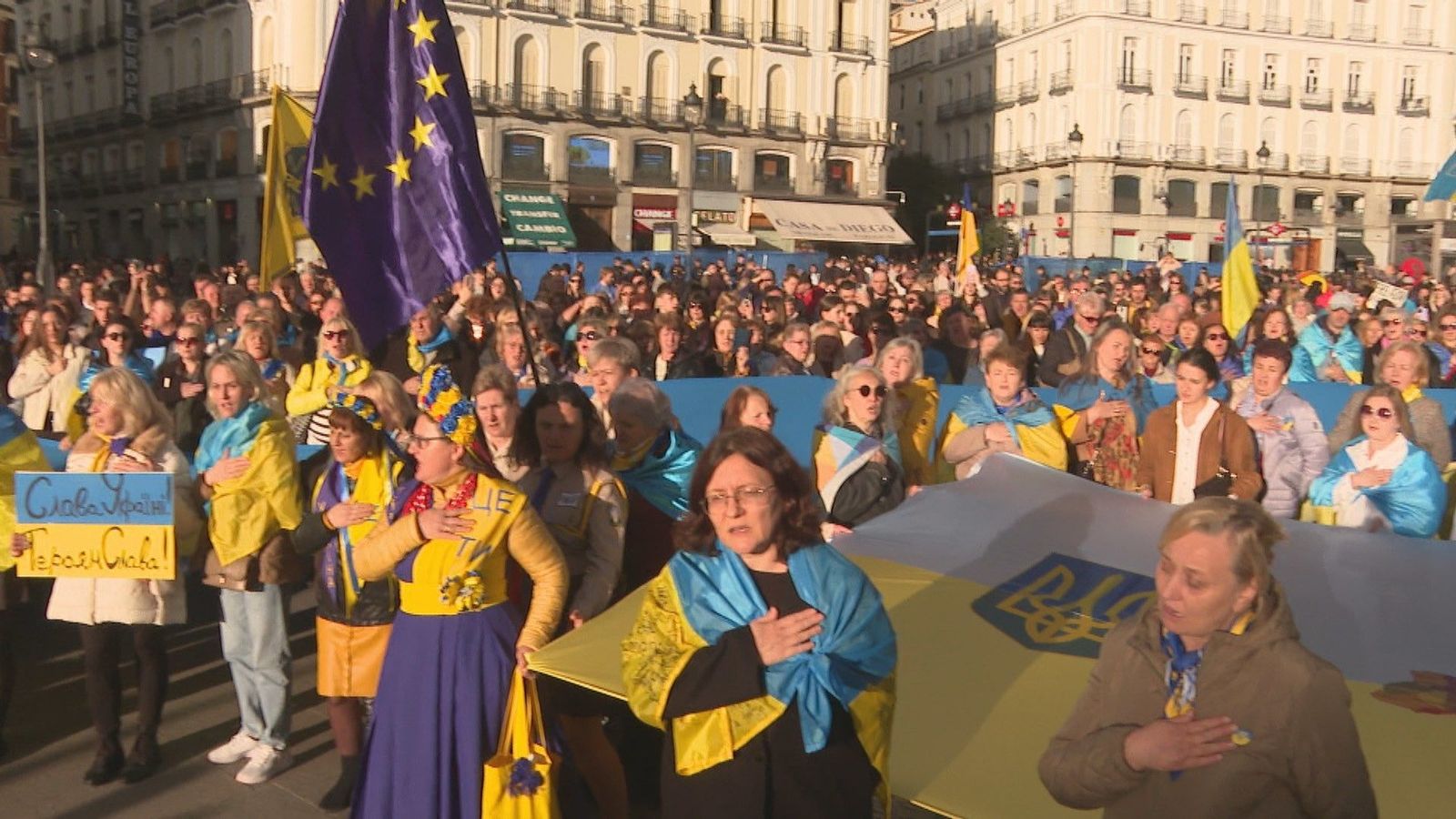 Un millar de ucranianos se manifiestan en Madrid por "una paz justa" y "unidad contra Rusia"