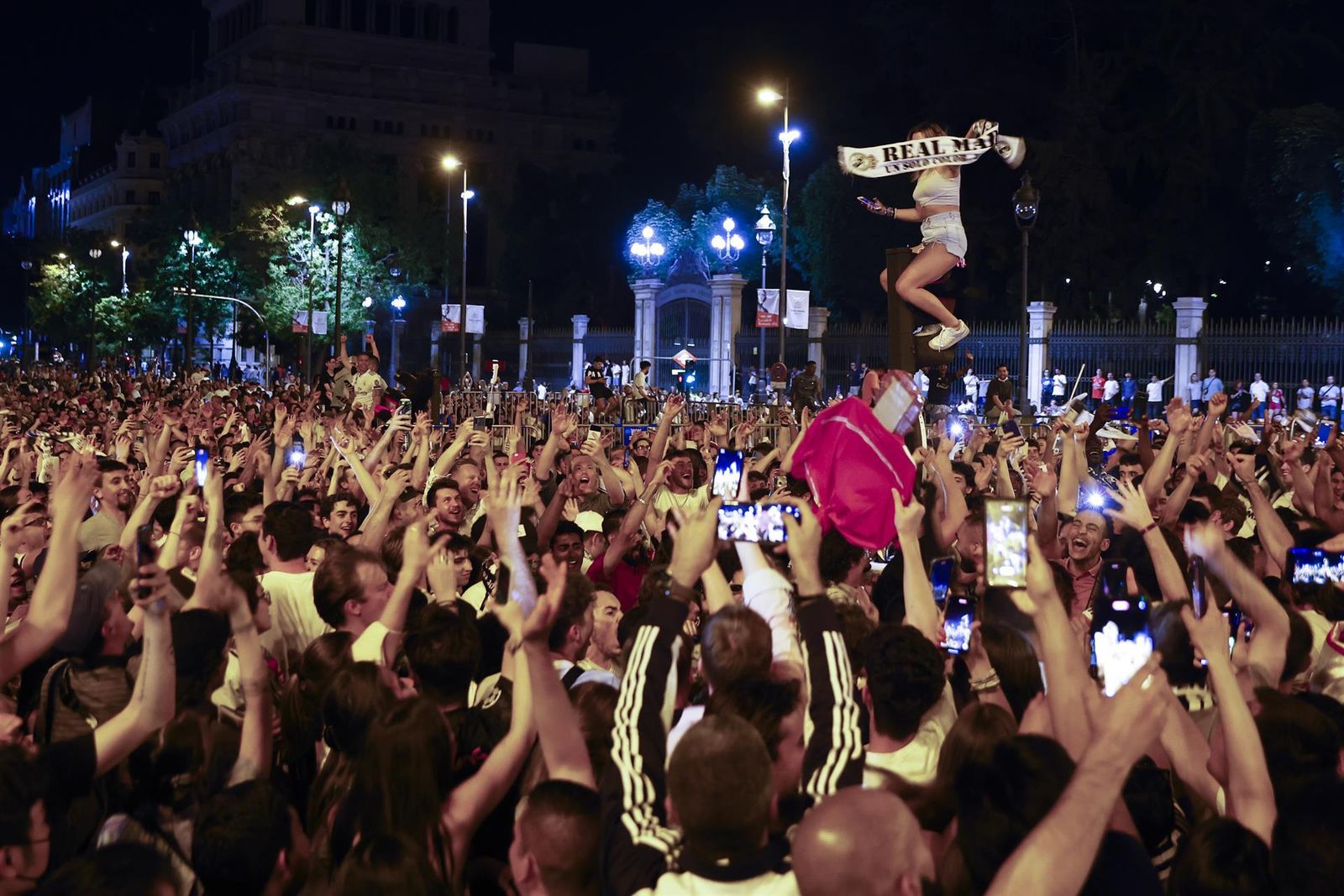 Fotogalería: Los aficionados celebran la victoria en Cibeles