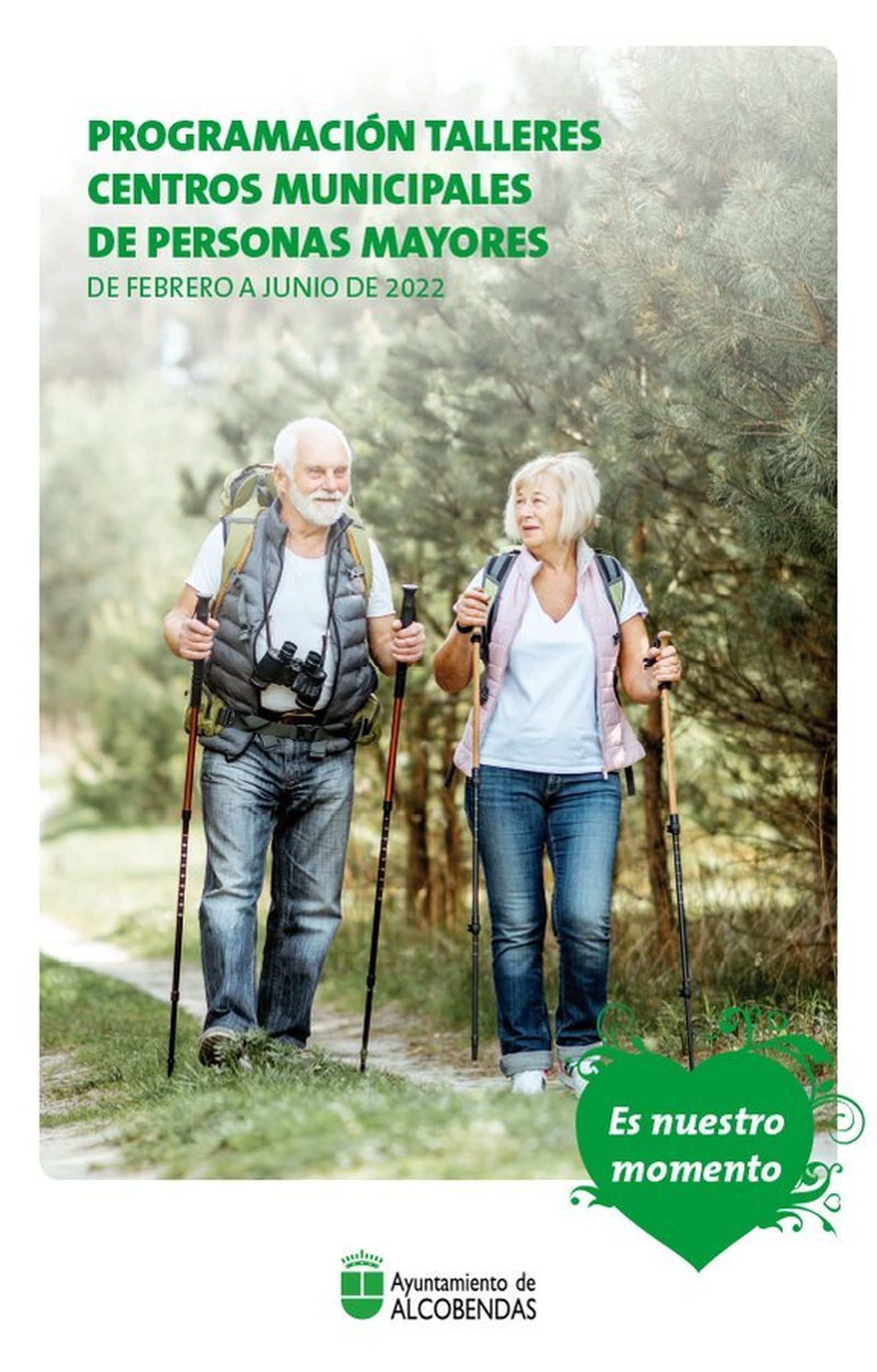Una pareja mayor practica marcha con bastones