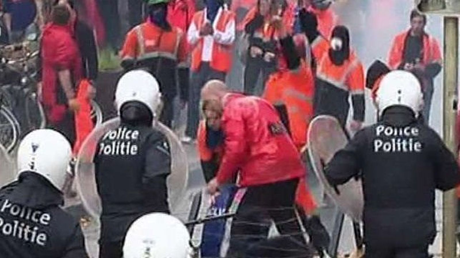 Miles de personas protestan contra la austeridad en una marcha en Bruselas