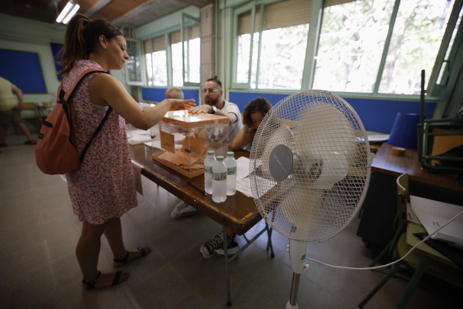En Madrid se han distribuido 2.700 ventiladores para paliar los efectos del calor en los colegios electorales